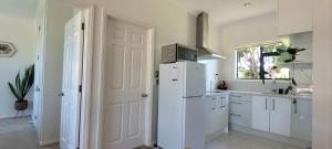 A cozinha ou cozinha compacta de Elevated Family Sized Guest-house with Beautiful Views