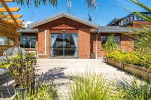 Um jardim em Elevated Family Sized Guest-house with Beautiful Views