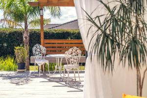 Um jardim em Elevated Family Sized Guest-house with Beautiful Views