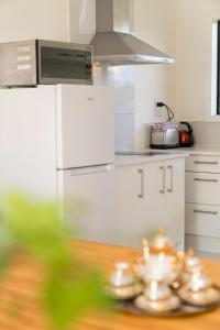 A cozinha ou cozinha compacta de Elevated Family Sized Guest-house with Beautiful Views