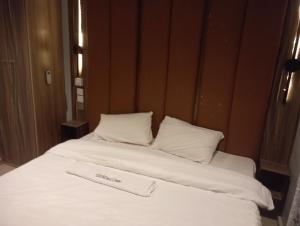 a white bed with a white plate on top of it at Edebengz lodge in Uyo +8 photos