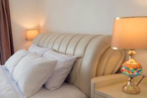 Uma área de estar em Elevated Family Sized Guest-house with Beautiful Views