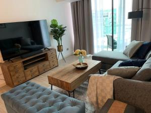 a living room with a couch and a tv at HOM I 2D2B con Vista al Mar con Desayuno Antofagasta in Antofagasta +32 photos