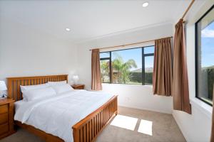 Cama ou camas em um quarto em Elevated Family Sized Guest-house with Beautiful Views