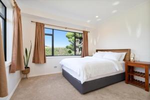 Cama ou camas em um quarto em Elevated Family Sized Guest-house with Beautiful Views