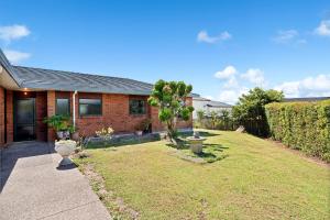 Um jardim em Elevated Family Sized Guest-house with Beautiful Views