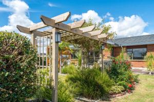 Um jardim em Elevated Family Sized Guest-house with Beautiful Views