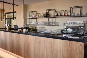 eine Bar in einem Hotelzimmer mit einer Theke in der Unterkunft Hotel Le Kallisté in Hyères