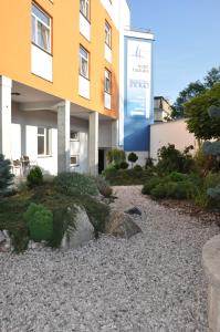 budynek z znakiem przed nim w obiekcie Hotel Lions Plzen w Pilznie