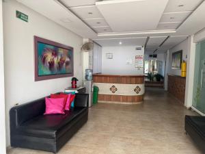 a waiting room with a couch in the middle of a room at Hotel Walt Sevas La Jagua in La Jagua de Ibirico