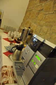Fasilitas pembuat kopi dan teh di Hotel Lions Plzen