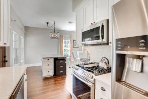 Η κουζίνα ή μικρή κουζίνα στο Buttercup - Charming Home on Quiet Street Near the Convention Center