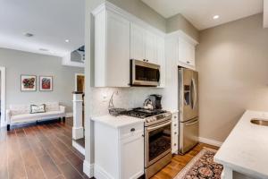 Η κουζίνα ή μικρή κουζίνα στο Buttercup - Charming Home on Quiet Street Near the Convention Center