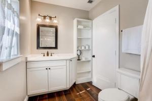 Ένα μπάνιο στο Buttercup - Charming Home on Quiet Street Near the Convention Center +11 φωτογραφίες