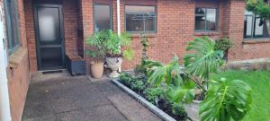 Um jardim em Elevated Family Sized Guest-house with Beautiful Views