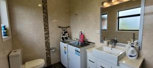Um banheiro em Elevated Family Sized Guest-house with Beautiful Views