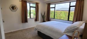 Cama ou camas em um quarto em Elevated Family Sized Guest-house with Beautiful Views