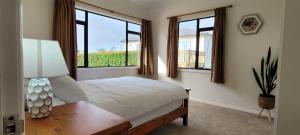 Cama ou camas em um quarto em Elevated Family Sized Guest-house with Beautiful Views