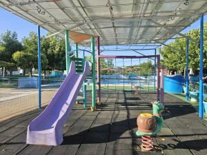 Ο χώρος παιχνιδιού για παιδιά στο LAS CABAÑAS DEL LAGO incluye acceso piscina Las 2 columnas! Asta fin de temporada