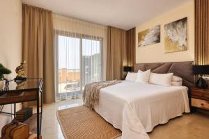 En eller flere senge i et værelse på Panoramic Sea Views Penthouse + 35 billeder