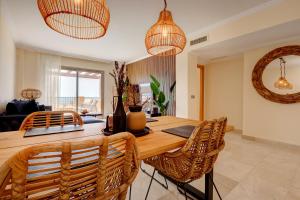 Et opholdsområde på Panoramic Sea Views Penthouse