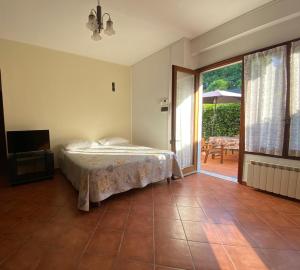 A bed or beds in a room at Appartamento comodo per Lerici e 5 Terre