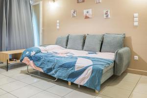 een slaapkamer met een bed en een tafel erin bij Le Nid - Cosy Plage & Confort - Wiskeys in Saint-Paul