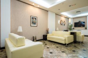 a waiting room with two couches and a tv at Hotel Vermont Ipanema in Rio de Janeiro