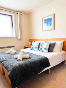 Postel nebo postele na pokoji v ubytování Bellevue, Apartment Overlooking Stunning Beach + 6 fotografií