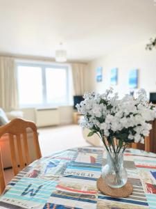 Posezení v ubytování Bellevue, Apartment Overlooking Stunning Beach