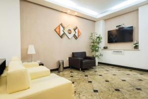 a waiting room with a couch and a chair at Hotel Vermont Ipanema in Rio de Janeiro