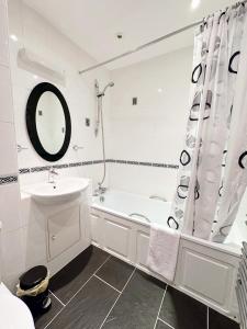 Koupelna v ubytování Bellevue, Apartment Overlooking Stunning Beach