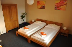 Tempat tidur dalam kamar di Hotel Lions Plzen