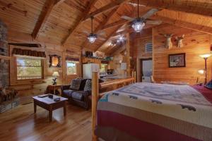 een slaapkamer met een bed in een blokhut bij Always and Forever in Sevierville +39 foto's