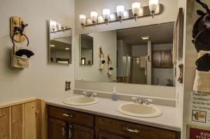 a bathroom with two sinks and a large mirror at Bear Retreat in Sevierville +38 photos