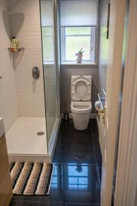 Bilik mandi di Charming Entire House By Newman Stays Short Lets & Serviced Accommodation Bingham With Free WiFi, Smart TV & Great Location +9 gambar