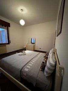 Casa Bella - Room 1 في البندقية: غرفة نوم بها سرير كبير في الغرفة