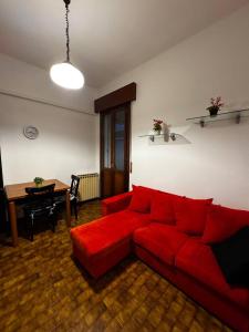 Casa Bella - Room 1 في البندقية: غرفة معيشة مع أريكة حمراء وطاولة +9 صور