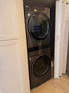 スコッツデールにあるLuxury 4BR Walk to Fashion Sqの洗濯機、乾燥機が備わります。