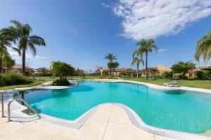 Swimmingpoolen hos eller tæt på Panoramic Sea Views Penthouse