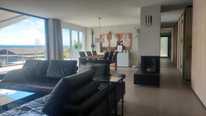 Posezení v ubytování Private room Lake View + 10 fotografií