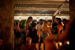 una folla di persone che camminano in un bar di La Chamba Surf House a Santa Catalina