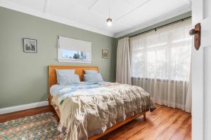 a bedroom with a bed and a window at Cottage at 182 in Carterton