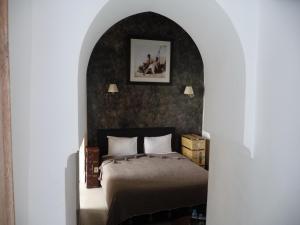una camera da letto con un letto e un arco di Riad Matham a Marrakech