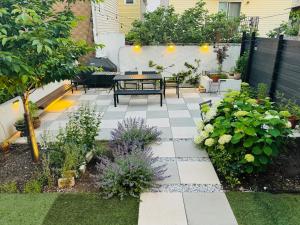 Zahrada ubytování Designer Home 2 Bedroom - 20min to NYC WTC - Private Backyard