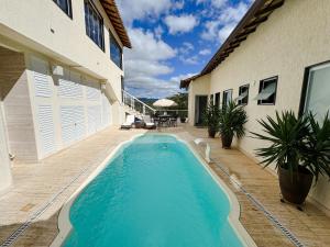 a swimming pool in the backyard of a house at Mordô da serra in Paty do Alferes