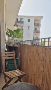 Balkón nebo terasa v ubytování 1BR Apartment with Mamad Bedroom and Parking, 250 m to the Sea and Flea Market