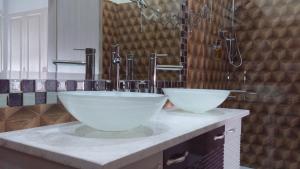 A bathroom at Brilliant Camere