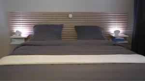 ラ・ロシェルにあるLes Rochelais 12Bのベッドルーム1室(ランプ2つ付)