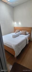 Postel nebo postele na pokoji v ubytování Pucuk Dieng Syariah Inn